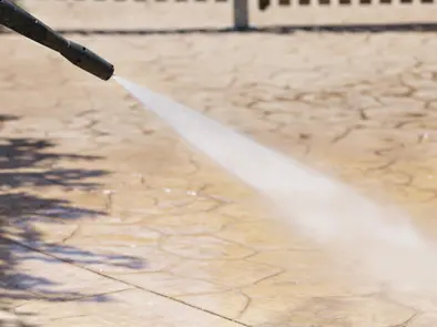 Limpiando el hormigón estampado con agua a alta presión